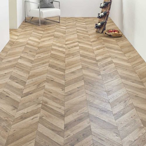 Kaindl CLASSIC Eiche Oak Fortress Rochestra 8 mm halszálkás laminált padló, színek: barna (világos), szürke, barna, fehér, padlófűtéshez alkalmazható.